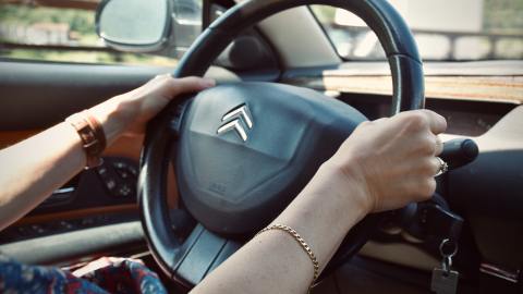 por qué el volante vibra al manejar