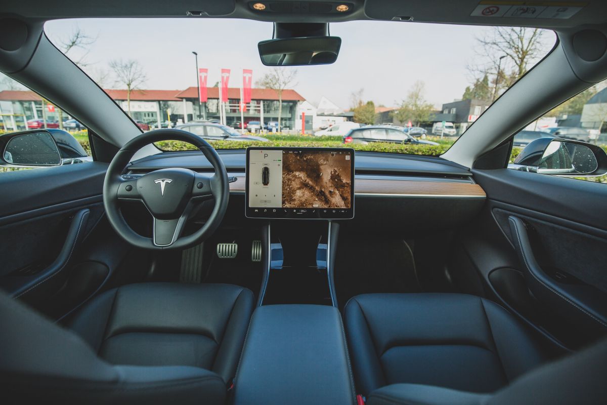 El sistema Full Self Driving de Tesla es una tecnología de autonomía parcial de nivel 2.