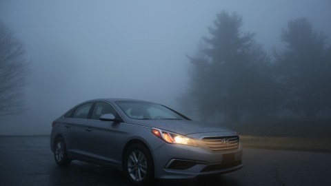 Si el aire acondicionado no logra quitar lo empañado del cristal de tu auto, intenta con este truco y verás los resultados. / Foto: Pixabay.