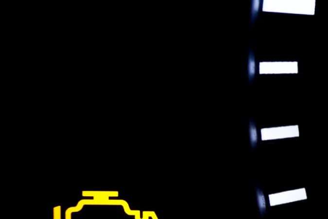 Por qué se enciende la luz de check engine en el auto: qué significa