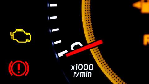 Por qué se enciende la luz de check engine en el auto: qué significa
