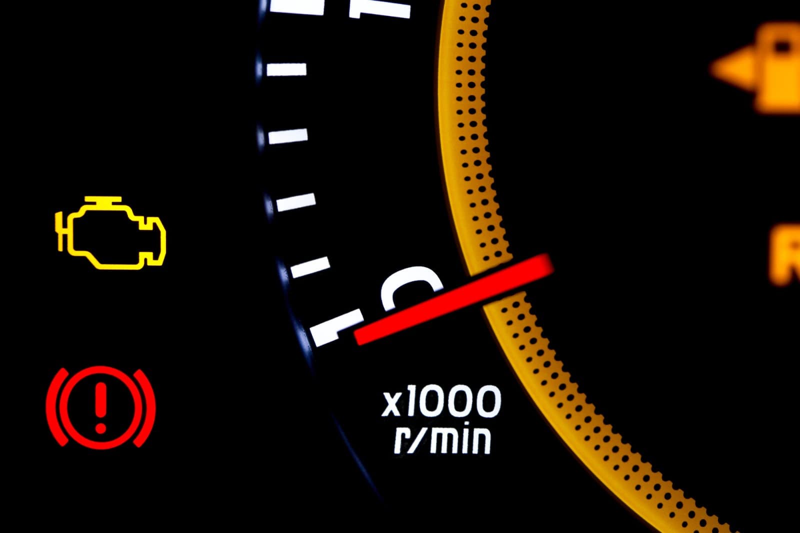 Por qué se enciende la luz de Check Engine en el tablero qué significa
