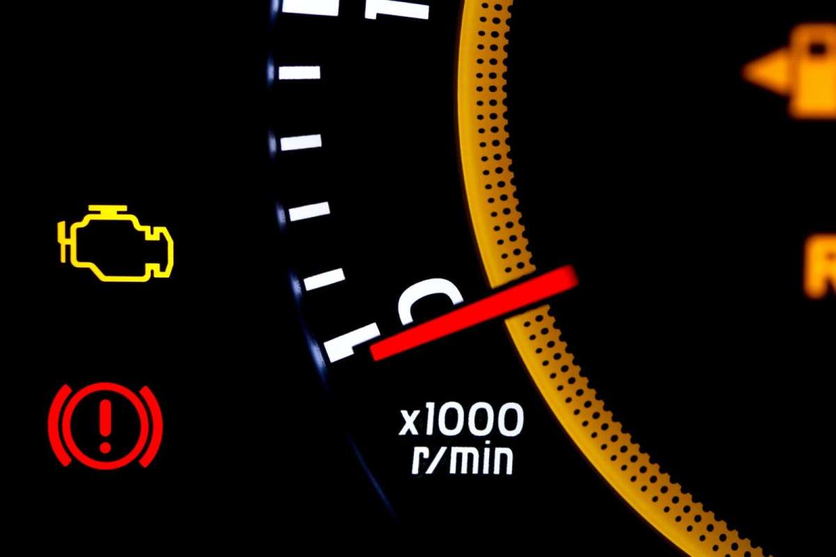 Por qué se enciende la luz de check engine en el auto: qué significa