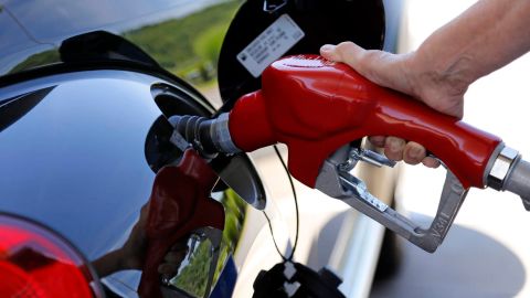 Qué le pasa al auto si mezclas gasolina roja y verde