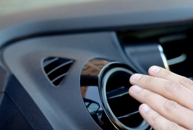 Elimina el mal olor del aire acondicionado del auto con estos trucos
