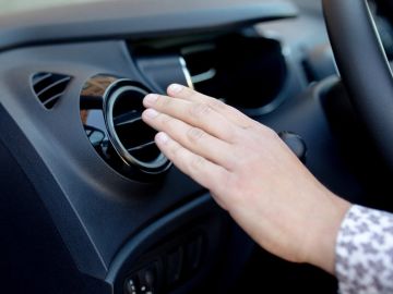 Si derramas agua en el interior de tu auto procura extraerla lo antes posible para evitar el mal olor.