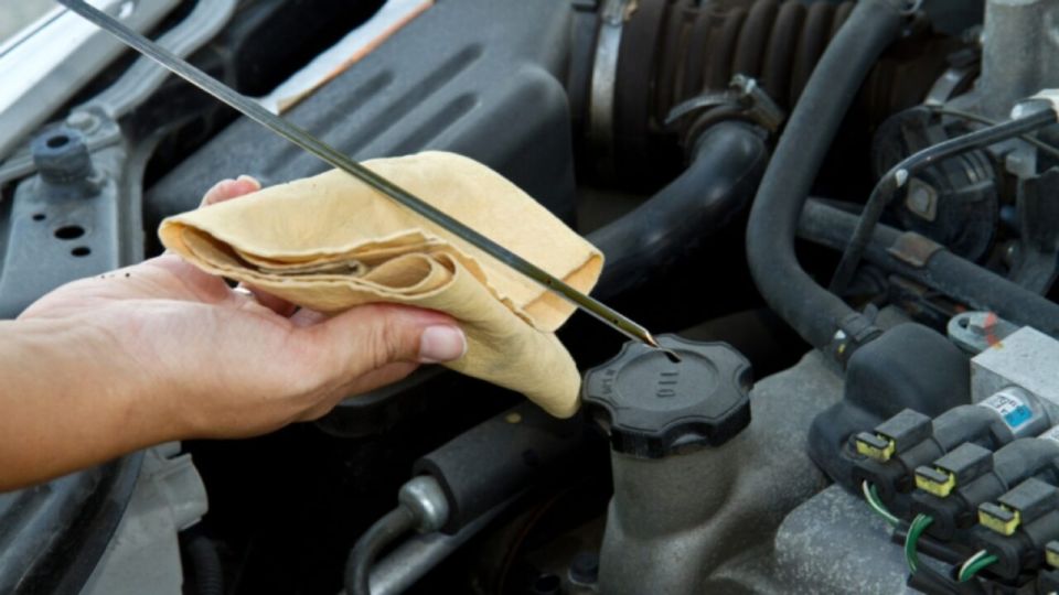 Esta es la forma correcta de medirle el aceite a tu auto Siempre Auto