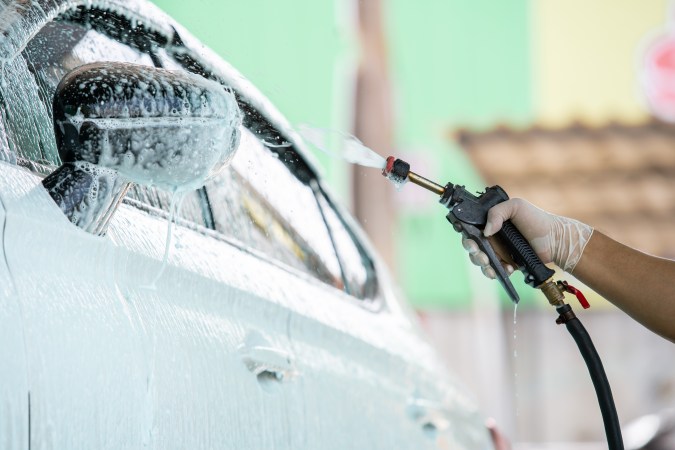 limpieza de parabrisas y vidrios del auto