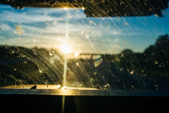 cómo limpiar vidrios del auto para que queden bien