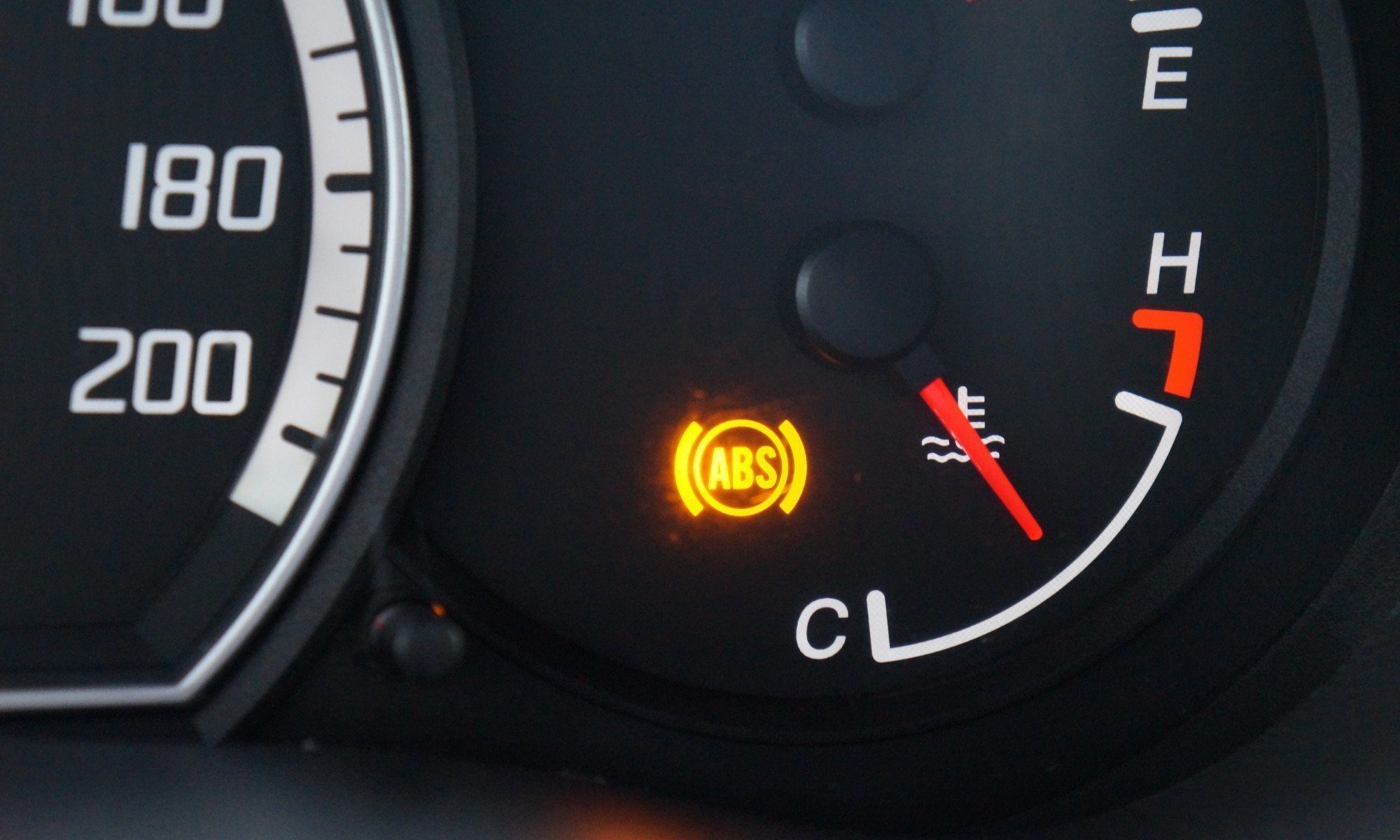 Cómo identificar un sensor de ABS defectuoso Siempre Auto