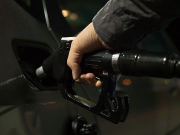El costo de llenado del tanque de gasolina de tu auto también dependerá en gran medida del costo del establecimiento donde recargues.