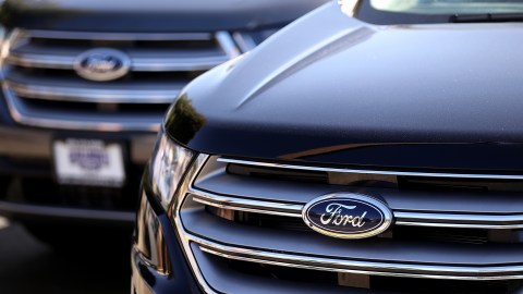 Ford quiere ayudar a los trabajadores a tener acceso a una vacuna.