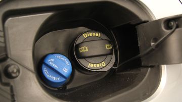 El AdBlue se añade a través de un depósito independiente ubicado normalmente al lado del deposito de diésel.