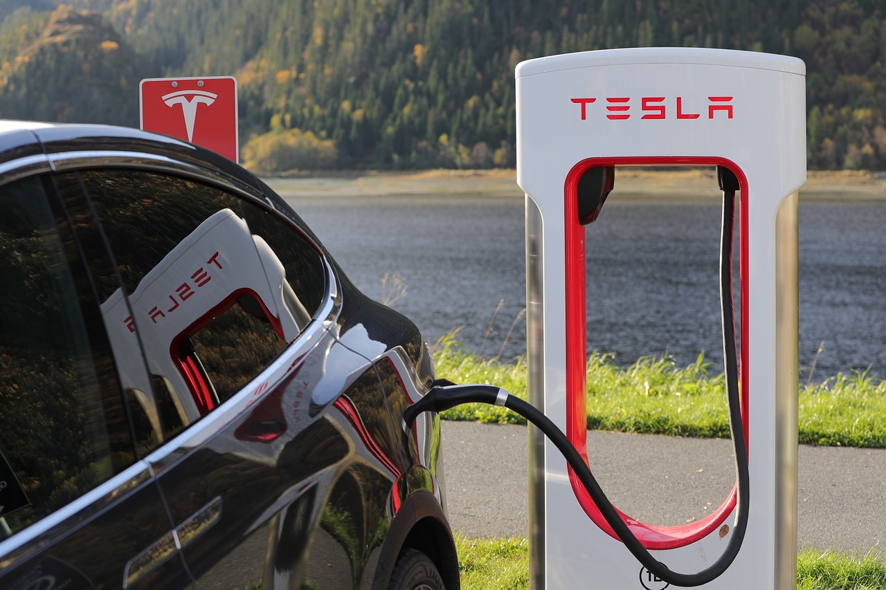 La red de Tesla Superchargers es un sistema de estaciones de carga rápida de 480 voltios de corriente continua.