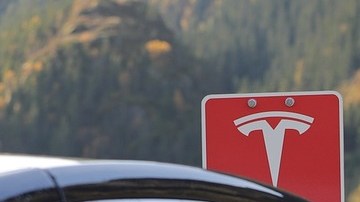 La red de Tesla Superchargers es un sistema de estaciones de carga rápida de 480 voltios de corriente continua.
