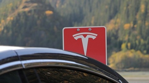 La red de Tesla Superchargers es un sistema de estaciones de carga rápida de 480 voltios de corriente continua.