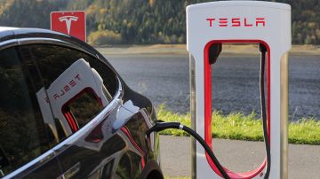 La red de Tesla Superchargers es un sistema de estaciones de carga rápida de 480 voltios de corriente continua.