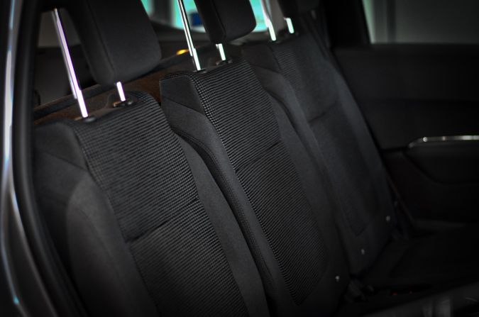 Как постирать тканевые сиденья автомобиля с помощью простого домашнего трюка