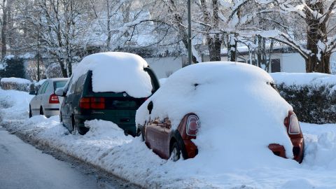 Actualmente las bajas tempreaturas no son razón para mantener tu auto encendido y que el motor llegue a una temperatura óptima de funcionamiento.