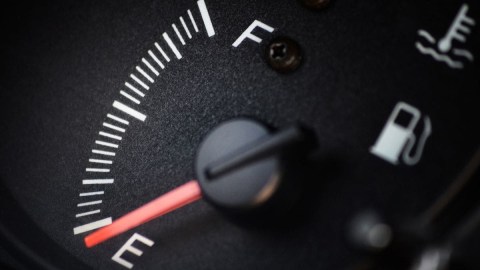 El tanque de gasolina puede cambiar de posición dependiendo cada fabricante.