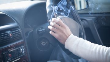 Cómo quitar el olor a humo de cigarrillo en el auto en 3 sencillos pasos