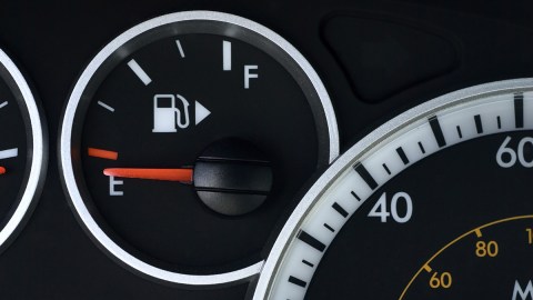 El triángulo indica que el tanque de gasolina en este auto se encuentra a la derecha.