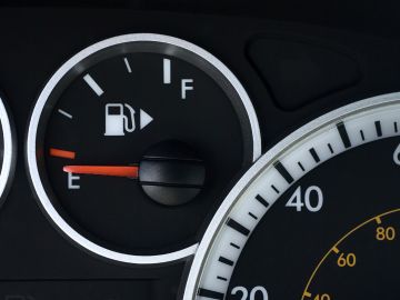 El triángulo indica que el tanque de gasolina en este auto se encuentra a la derecha.