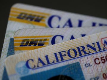 El Departamento de Vehículos Motorizados de California podría revocar tu licencia de conducir dependiendo la multa que hayas generado.