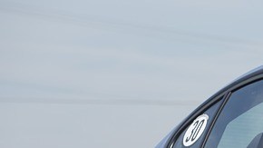Para frenar con motor tu auto sólo debes disminuir las velocidades de la caja de transmisión y así el vehículo perderá velocidad.