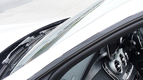 El cuero sintético en el interior de los autos puede disminuir el costo notablemente.