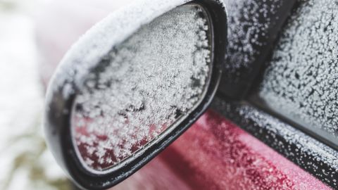 Nunca intentes raspar con un objeto metálico el cristal de tu auto, podrías generar un gran daño.