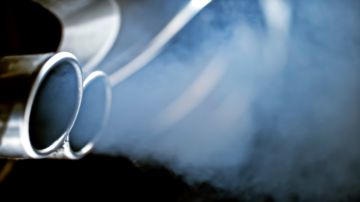 Por qué sale humo blanco de tu auto y cómo solucionarlo