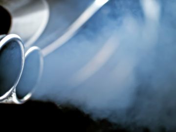 Por qué sale humo blanco de tu auto y cómo solucionarlo