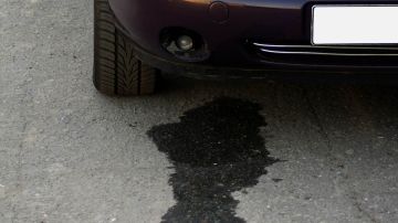 Las filtraciones de aceite en un automóvil pueden generar manchas que podrían llegar a ser permanentes.