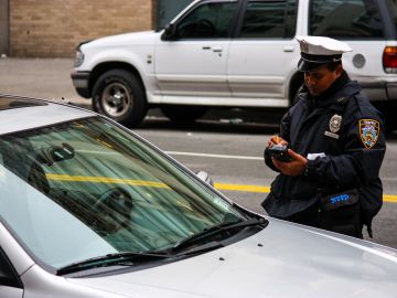 Foto de un policía imponiendo una multa de Nueva York