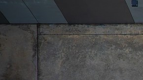 Foto de dos autos estacionados en la calle