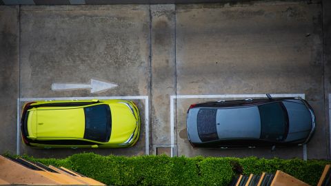 Foto de dos autos estacionados en la calle