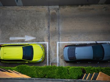 Foto de dos autos estacionados en la calle