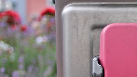 Las casetas telefónicas cuentan con estructuras que permitirán funcionar como cargadores eléctricos de autos.