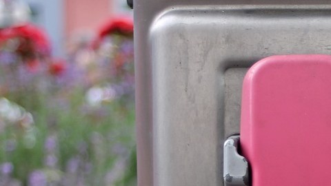 Las casetas telefónicas cuentan con estructuras que permitirán funcionar como cargadores eléctricos de autos.
