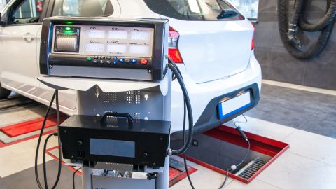 El Smog Check es un requisito en varios estados, principalmente en California, donde se realizan pruebas de emisiones para vehículos con el fin de cumplir con las regulaciones ambientales.