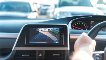 Las cámaras retrovisoras brindan mayor visibilidad trasera del auto y pueden evitar accidentes. / Foto: Shutterstock.