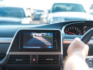 Las cámaras retrovisoras brindan mayor visibilidad trasera del auto y pueden evitar accidentes. / Foto: Shutterstock.
