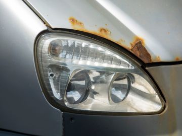 Si el óxido de un automóvil no es atendido, este puede continuar deteriorando el metal y generar un daño severo.