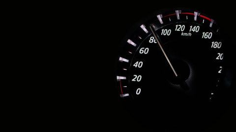 El odómetro es un instrumento de medición que calcula la distancia total o parcial recorrida por un auto.