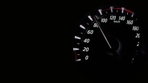 El odómetro es un instrumento de medición que calcula la distancia total o parcial recorrida por un auto.