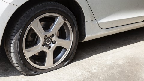 Cómo detectar una fuga lenta de aire en la llanta