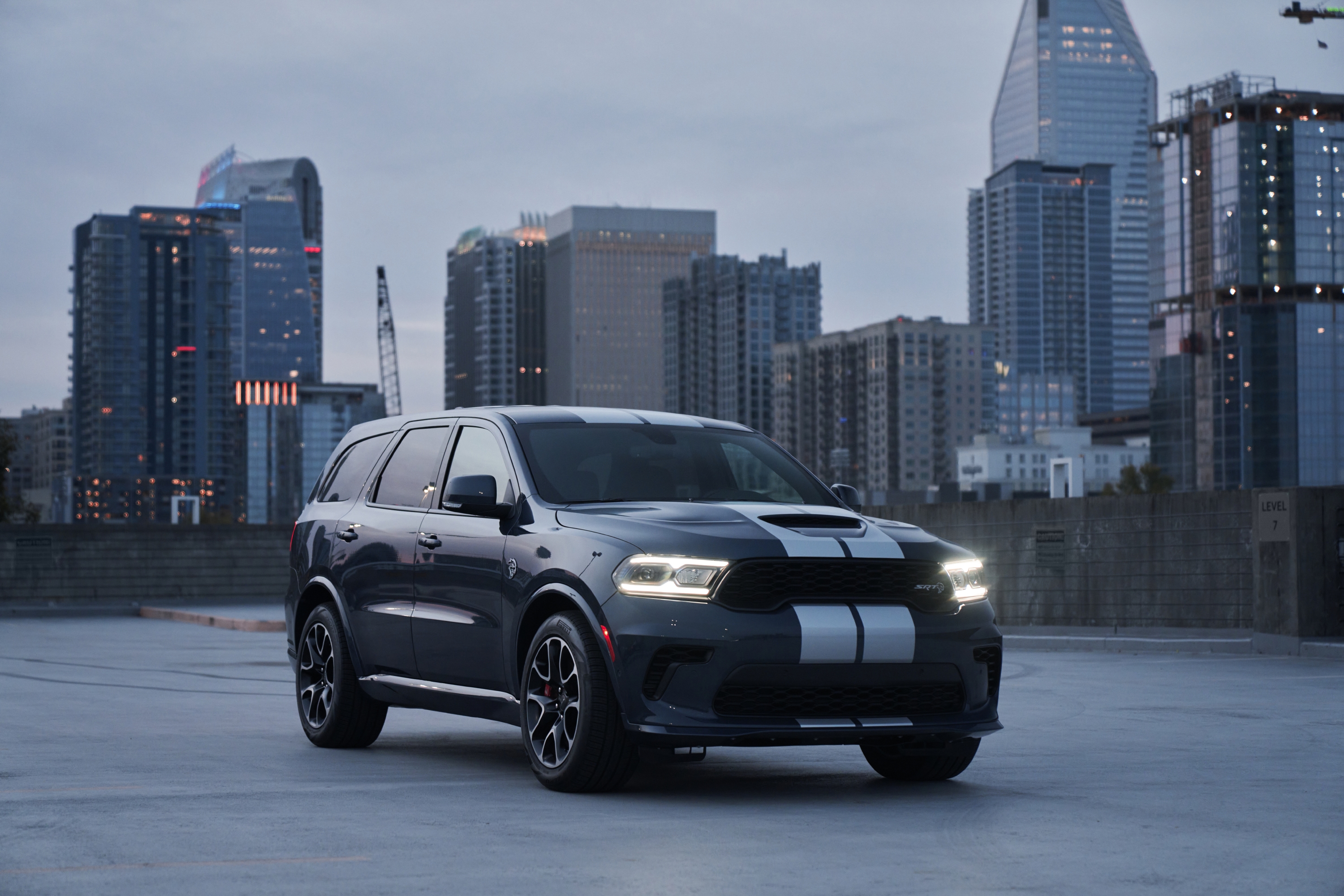 El Dodge Durango Hellcat ofrece un diseño deportivo y agresivo.