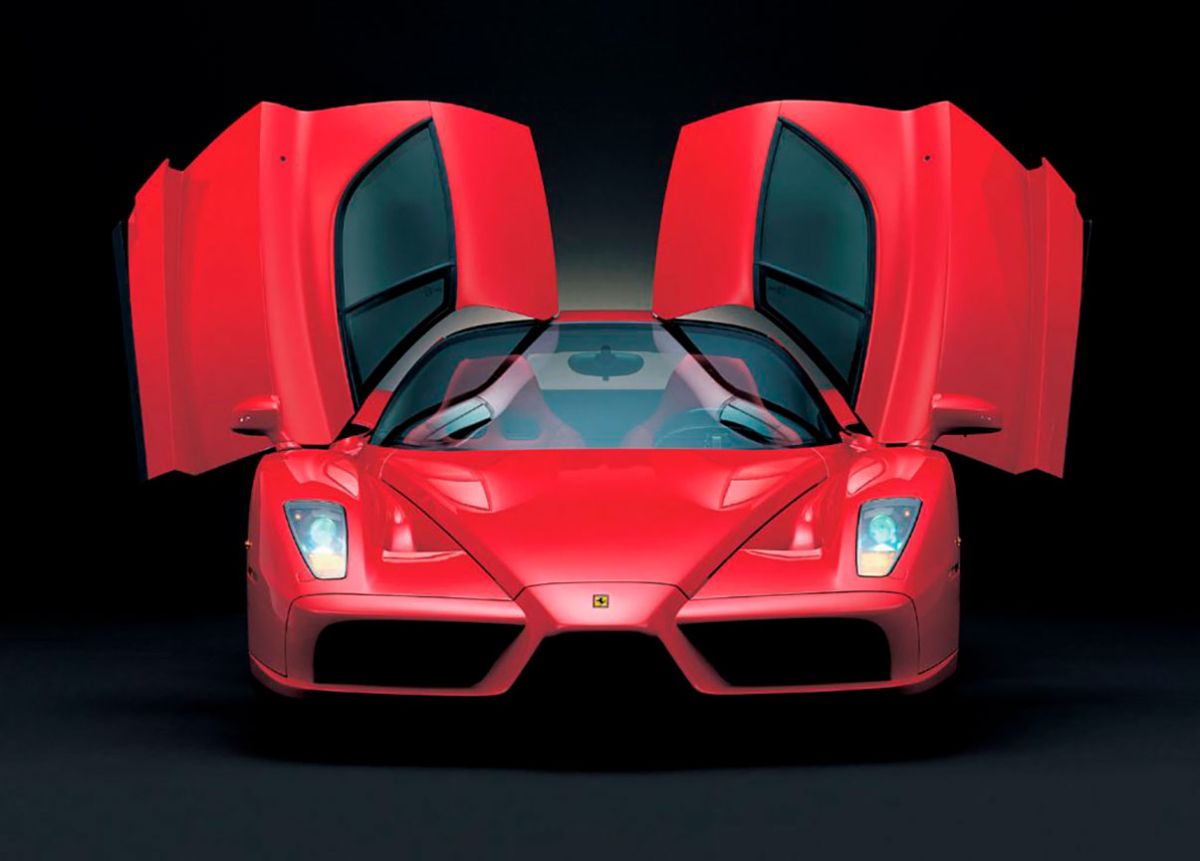 El Ferrari Enzo es uno de los autos más emblemáticos de la firma italiana, incluso el Papa Juan Pablo II poseía uno como regalo. 