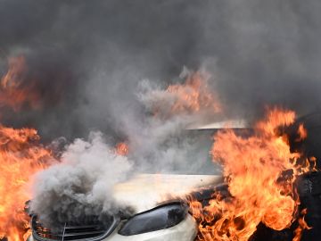 Un auto en llamas es muy peligroso, sin embargo un auto eléctrico lo puede ser aún más, sobre todo en lugares cerrados.